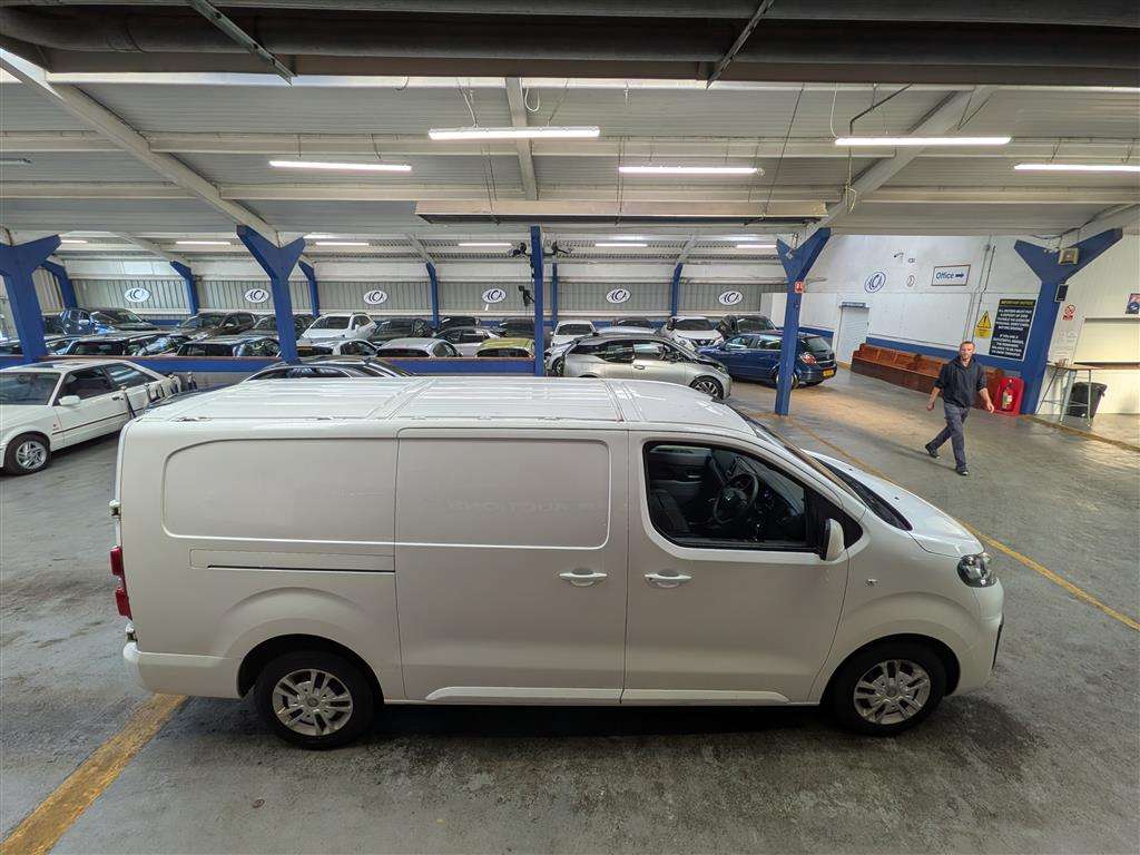 <p>2020 VAUXHALL VIVARO 3100 SPORTIVE S/S</p>