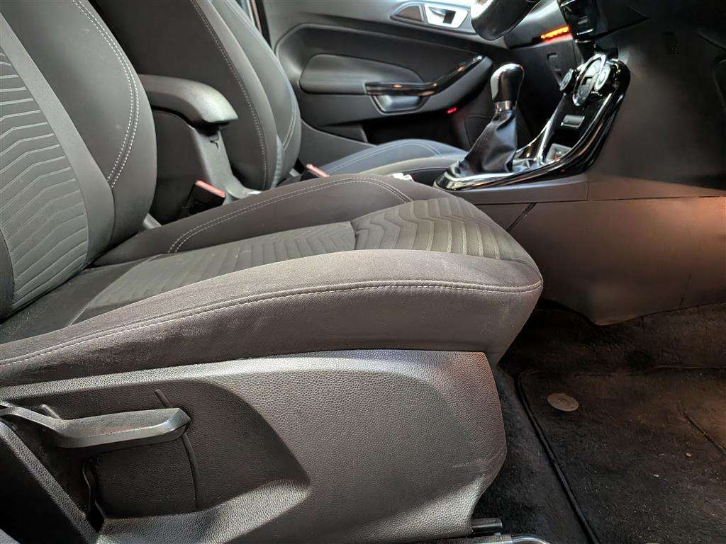 <p>2013 FORD FIESTA TITANIUM</p>