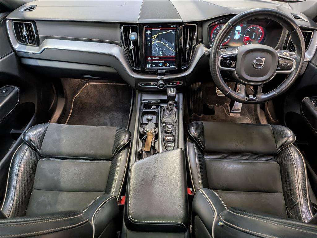 <p>2017 VOLVO XC60 R-DESIGN PRO D4 AWD</p>