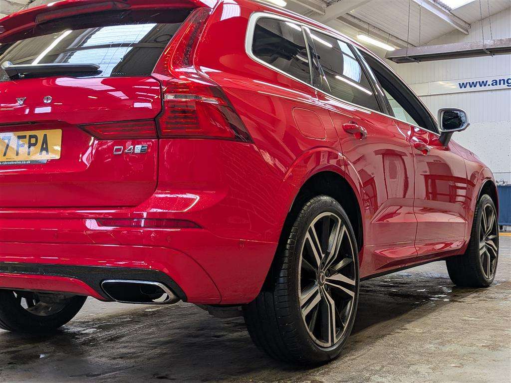 <p>2017 VOLVO XC60 R-DESIGN PRO D4 AWD</p>