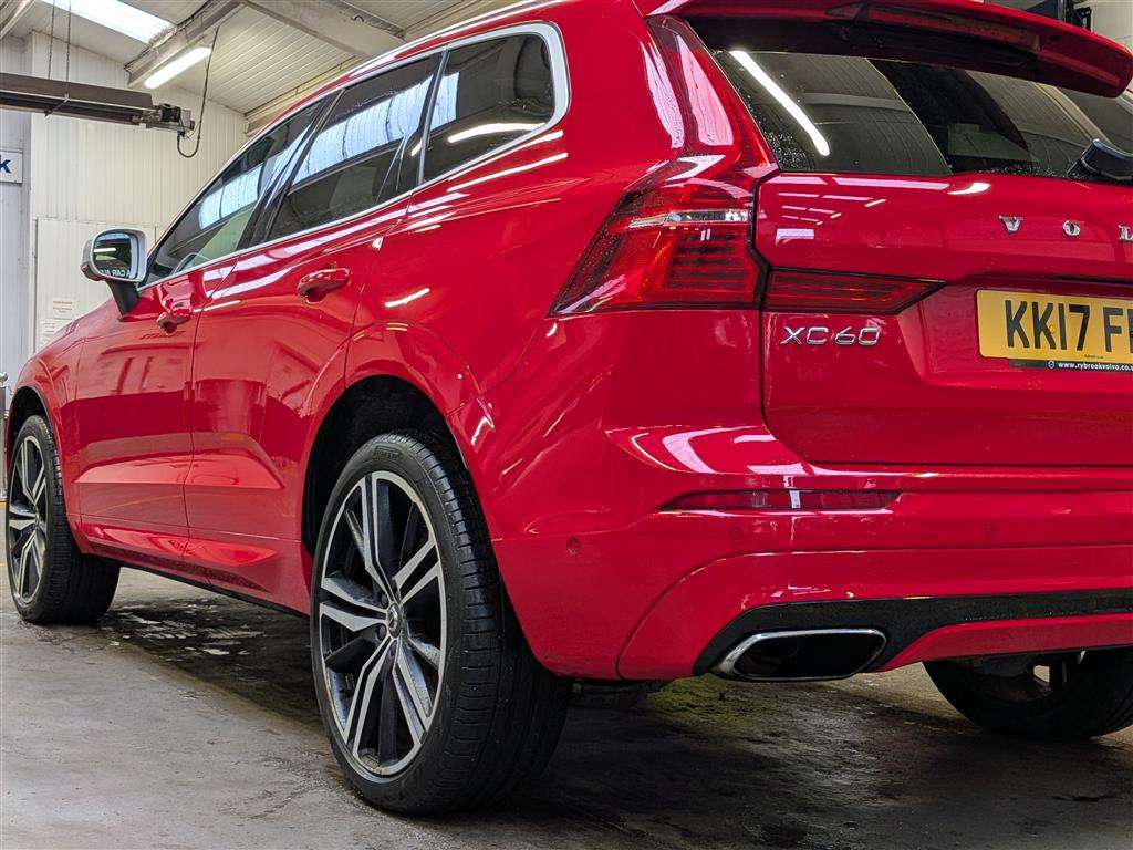 <p>2017 VOLVO XC60 R-DESIGN PRO D4 AWD</p>