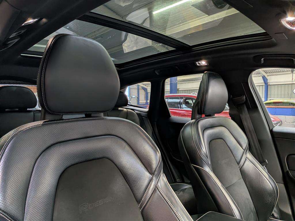 <p>2017 VOLVO XC60 R-DESIGN PRO D4 AWD</p>