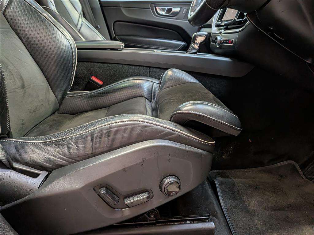 <p>2017 VOLVO XC60 R-DESIGN PRO D4 AWD</p>