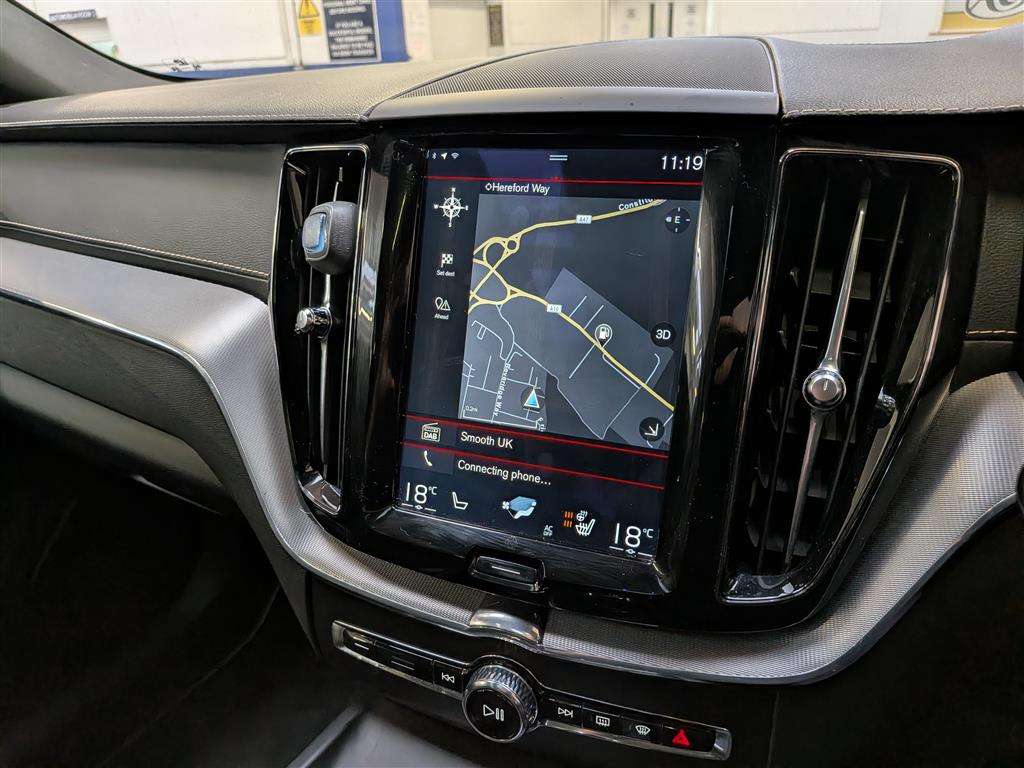 <p>2017 VOLVO XC60 R-DESIGN PRO D4 AWD</p>