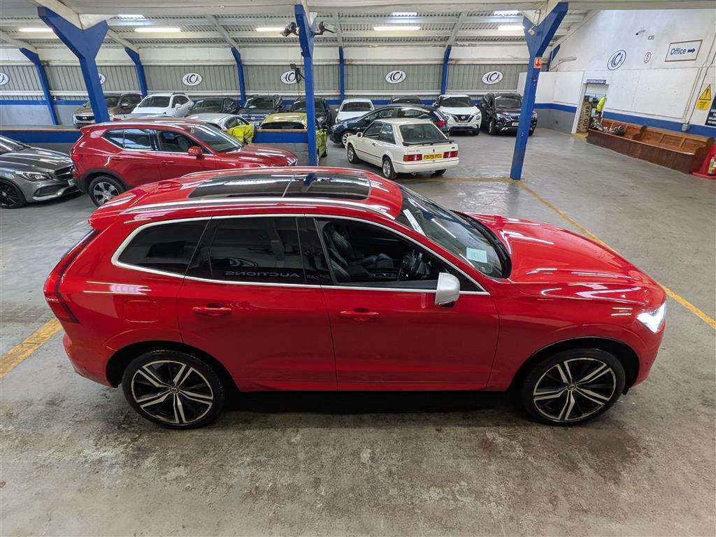 <p>2017 VOLVO XC60 R-DESIGN PRO D4 AWD</p>