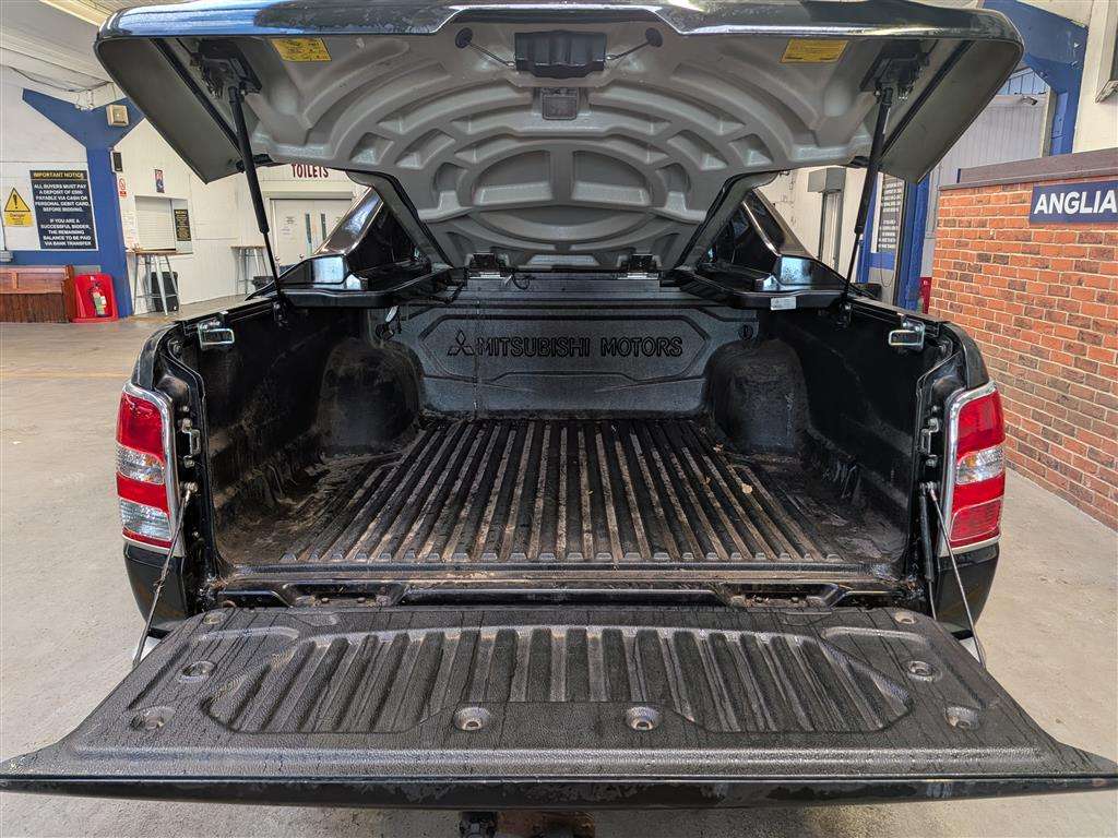 <p>2015 MITSUBISHI L200 BARBARIAN DCB DI-D</p>
