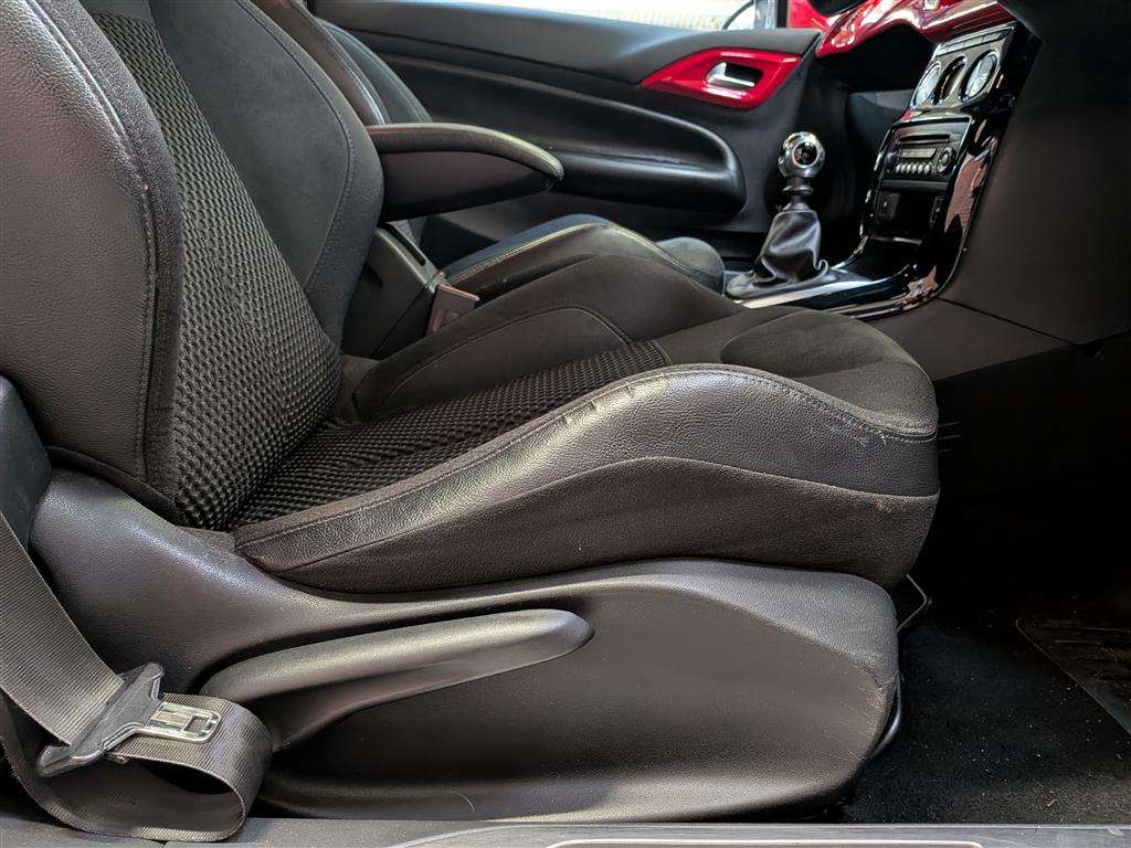 <p>2013 CITROEN DS3 AIRDREAM DSPORT RED E</p>