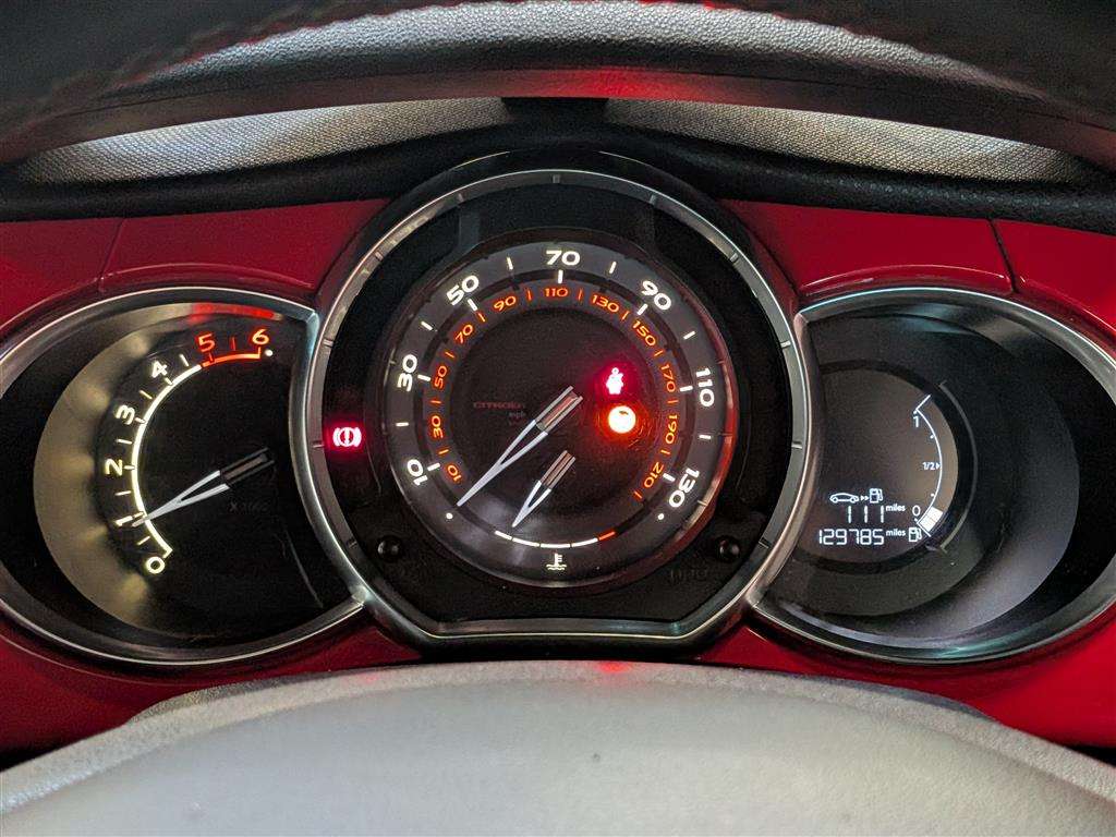 <p>2013 CITROEN DS3 AIRDREAM DSPORT RED E</p>