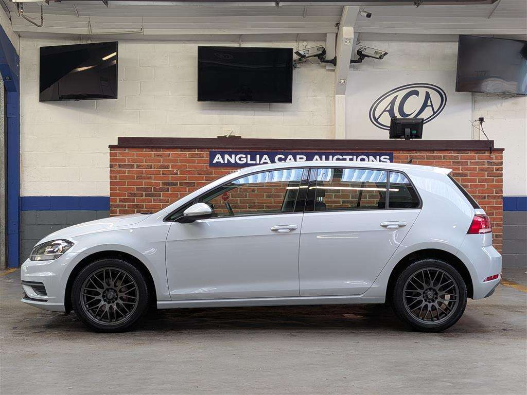 <p>2017 VOLKSWAGEN GOLF S TDI BMT</p>
