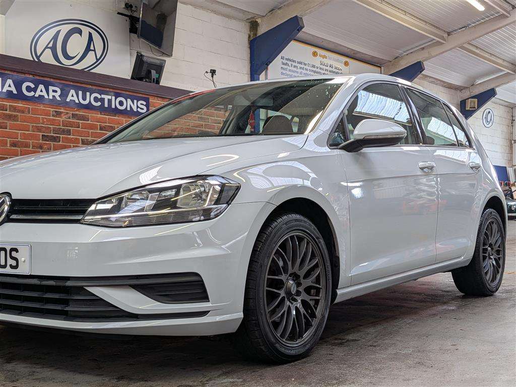 <p>2017 VOLKSWAGEN GOLF S TDI BMT</p>