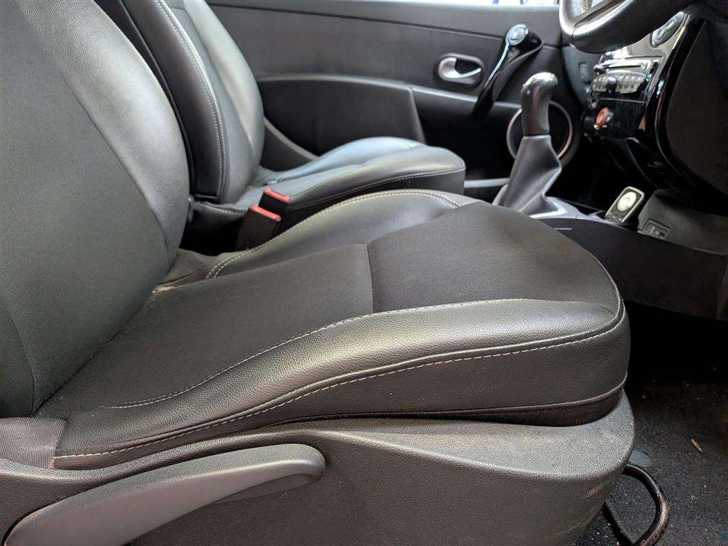 <p>2011 RENAULT CLIO GT LINE TOMTOM DCI F</p>