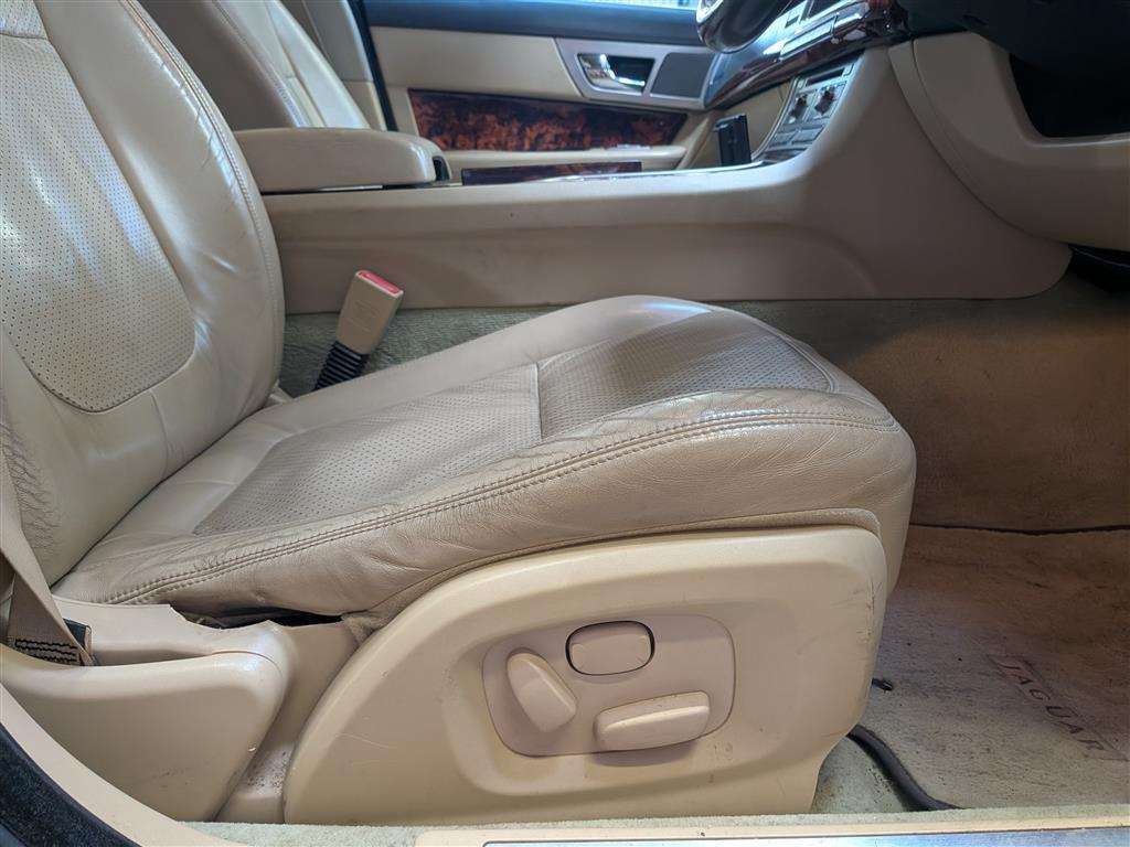 <p>2010 JAGUAR XF PREMIUM LUXURY V6 AUTO</p>