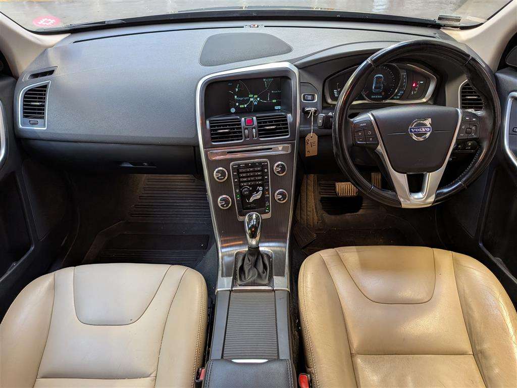 <p>2015 VOLVO XC60 SE LUX NAV D4 AWD AU</p>