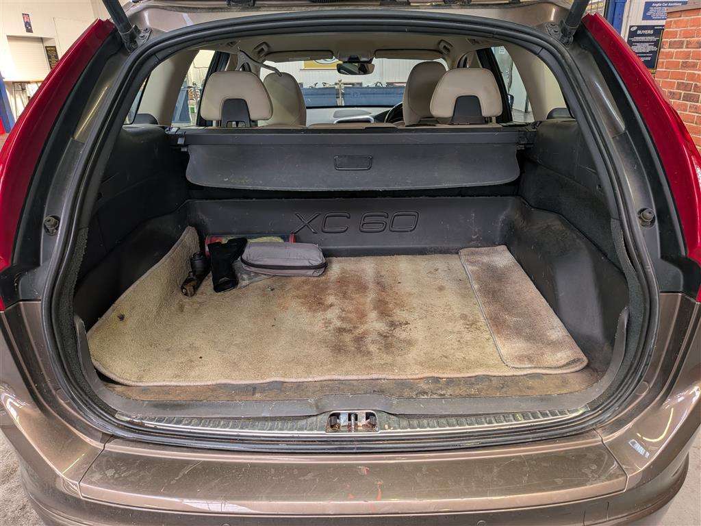 <p>2015 VOLVO XC60 SE LUX NAV D4 AWD AU</p>