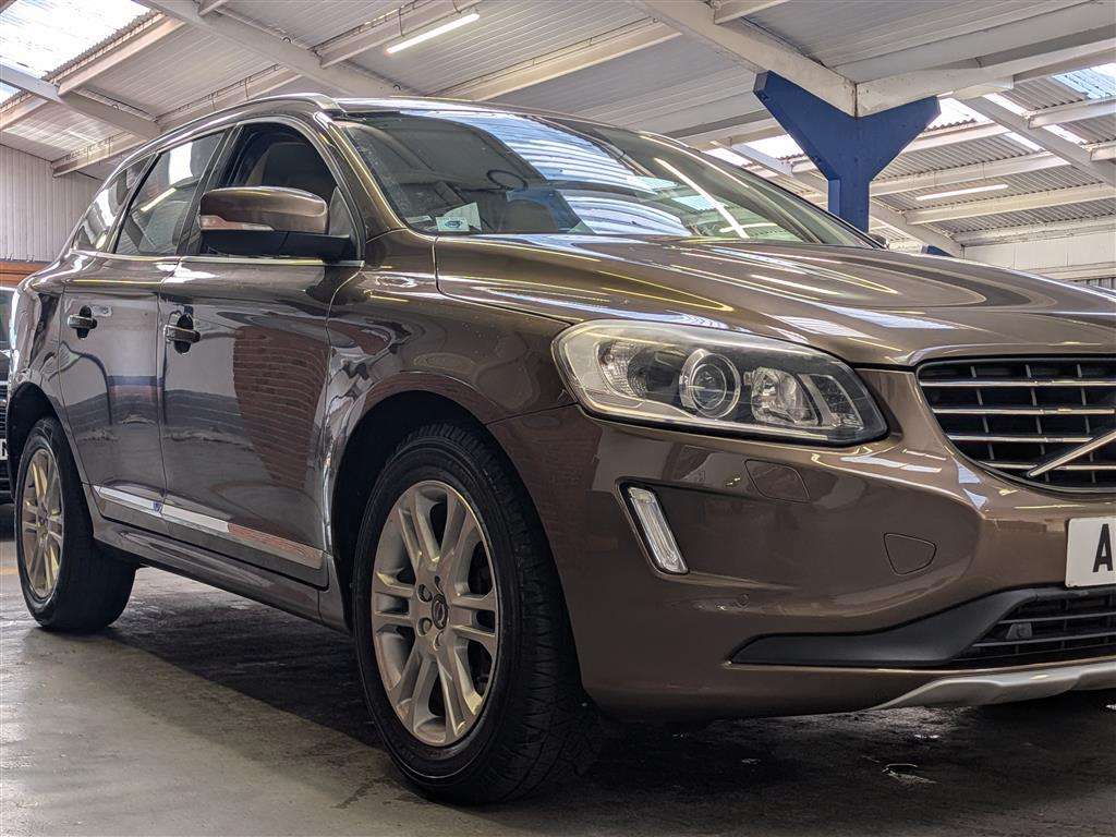 <p>2015 VOLVO XC60 SE LUX NAV D4 AWD AU</p>