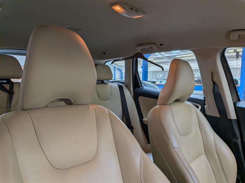<p>2015 VOLVO XC60 SE LUX NAV D4 AWD AU</p>