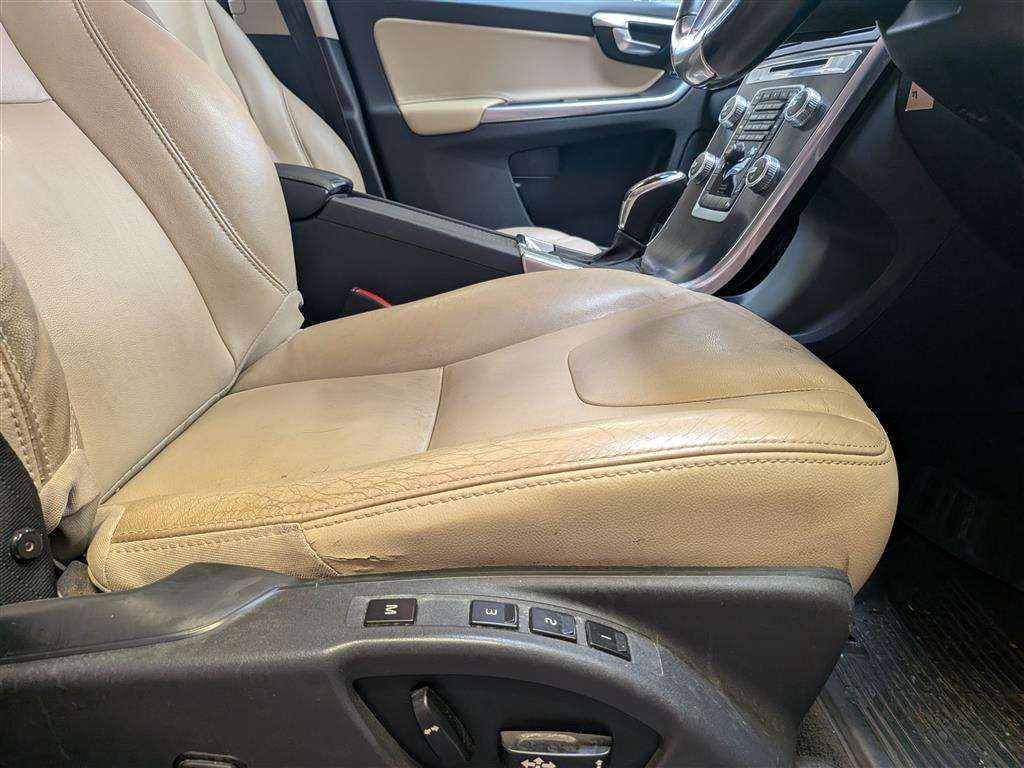 <p>2015 VOLVO XC60 SE LUX NAV D4 AWD AU</p>