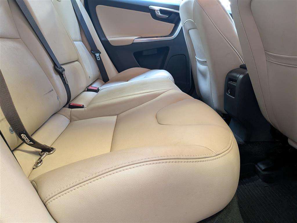<p>2015 VOLVO XC60 SE LUX NAV D4 AWD AU</p>