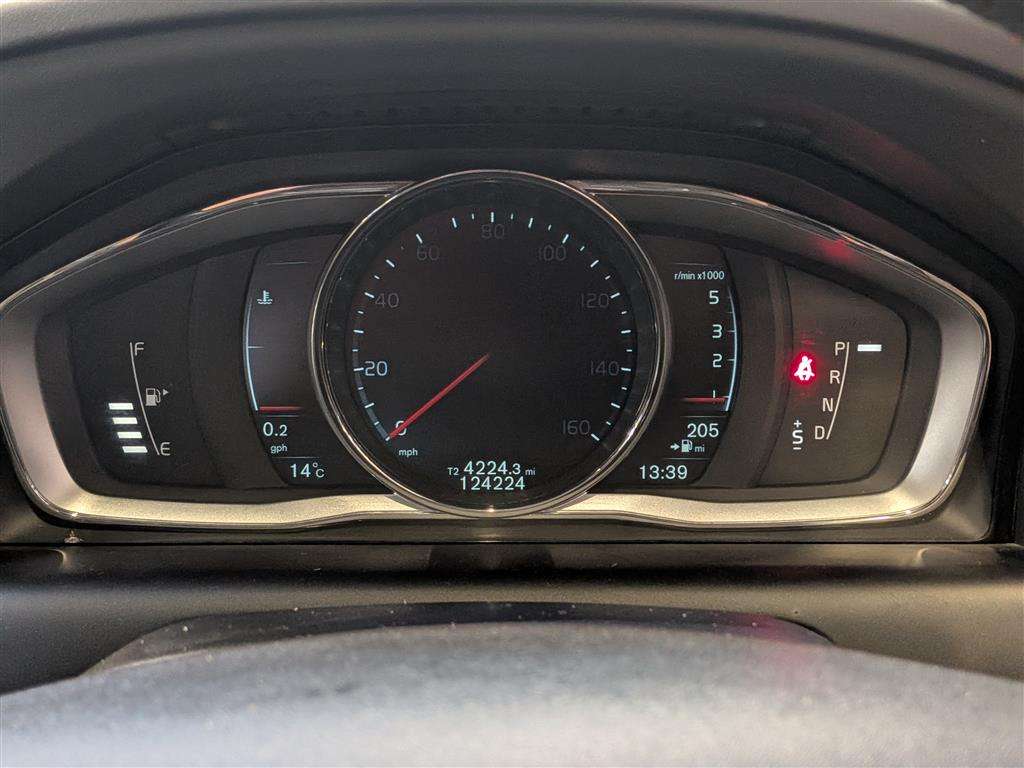 <p>2015 VOLVO XC60 SE LUX NAV D4 AWD AU</p>
