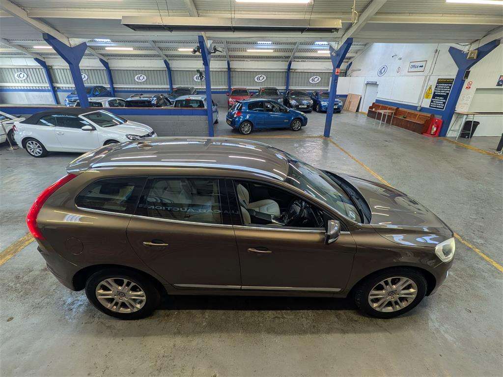 <p>2015 VOLVO XC60 SE LUX NAV D4 AWD AU</p>