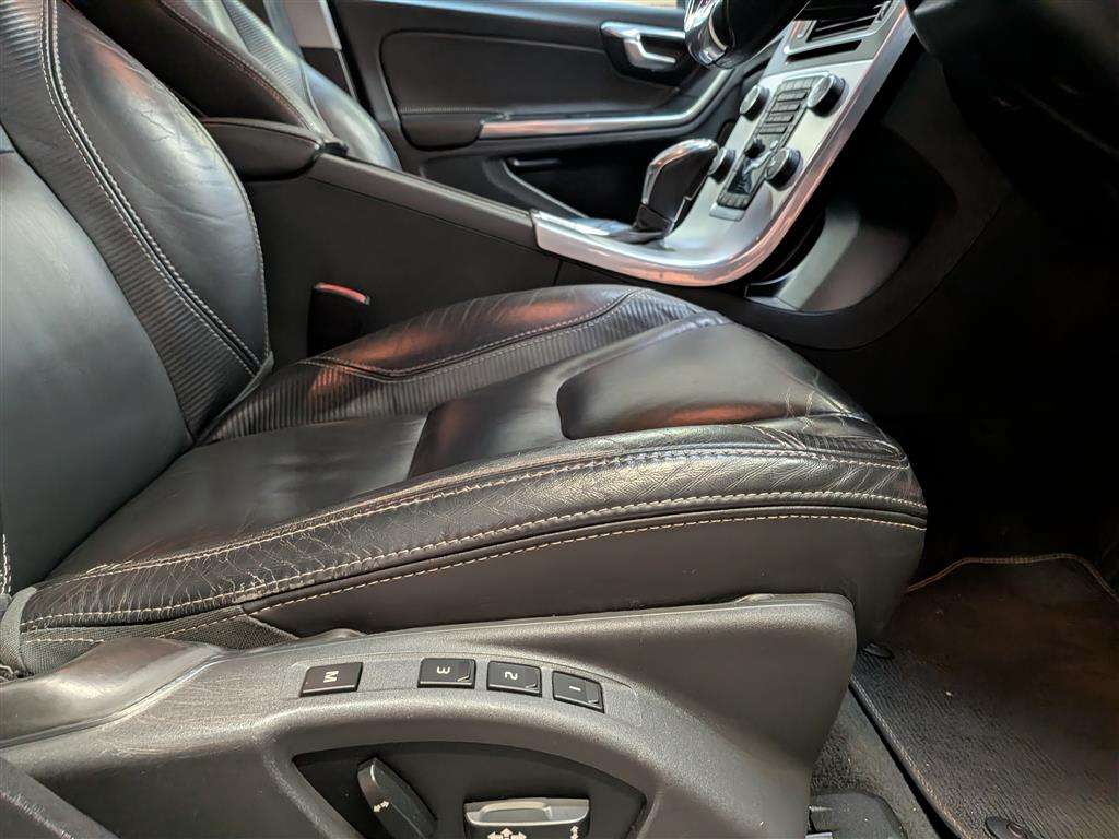<p>2013 VOLVO V60 R-DESIGN T4 AUTO</p>
