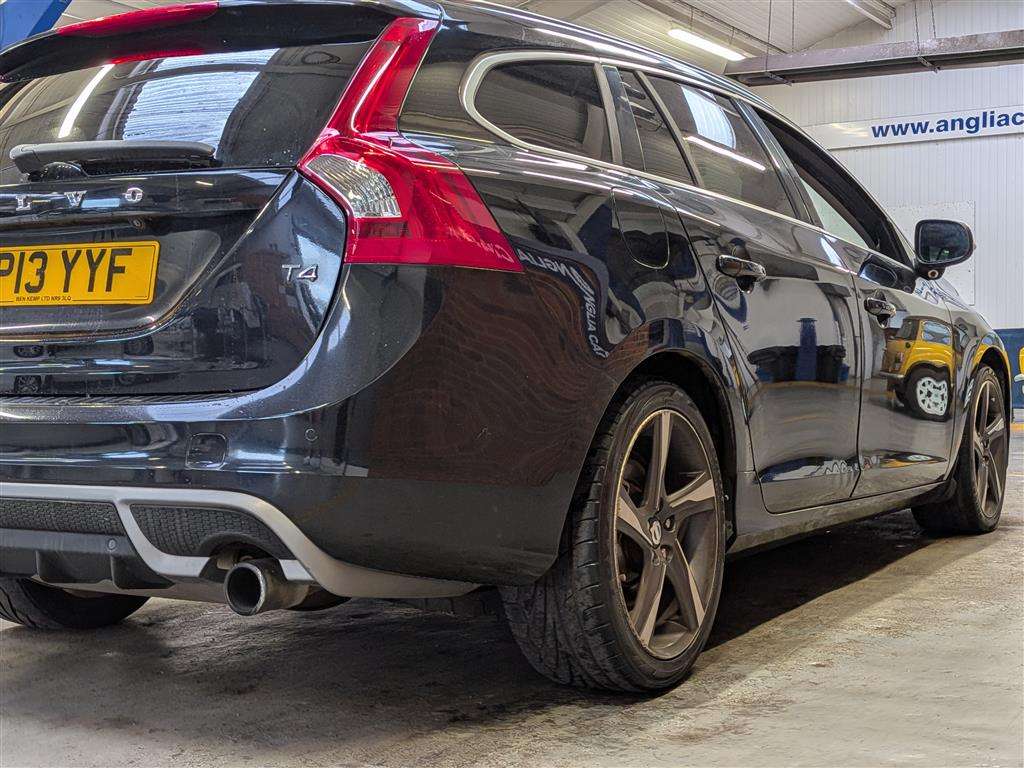 <p>2013 VOLVO V60 R-DESIGN T4 AUTO</p>