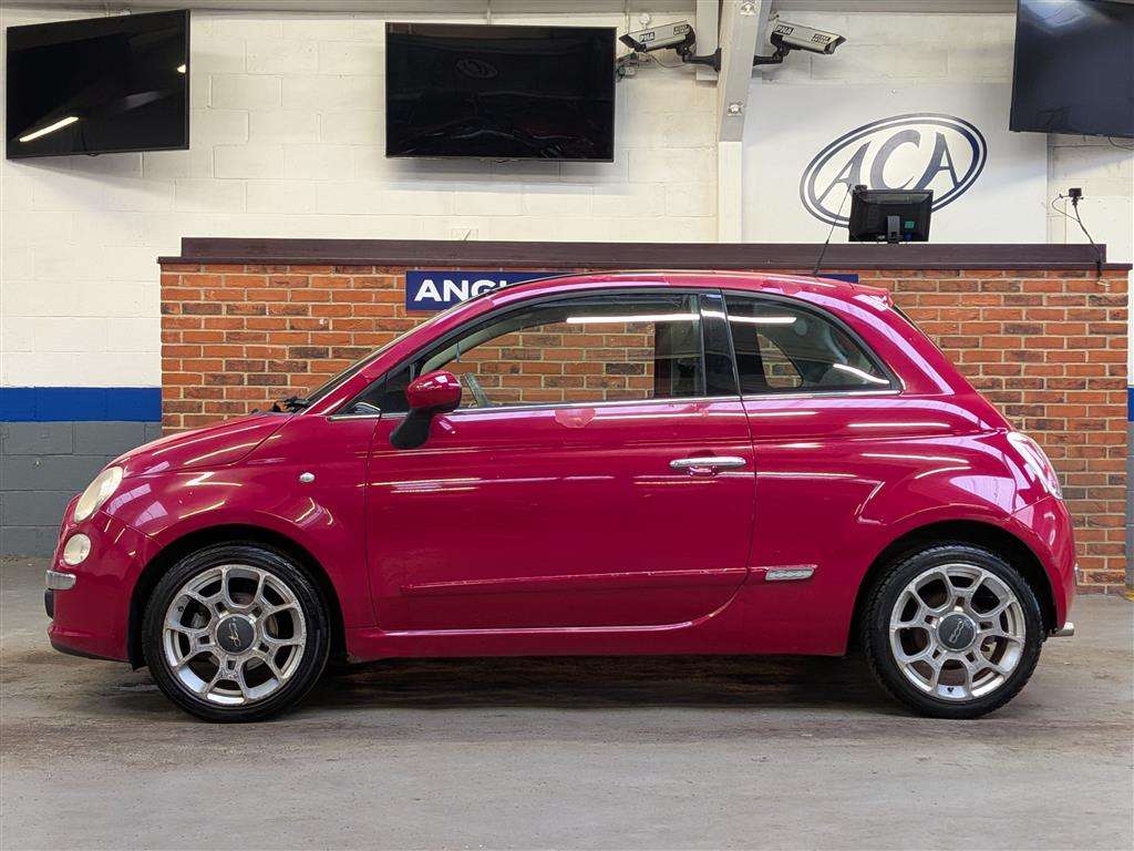 <p>2009 FIAT 500 LOUNGE</p>