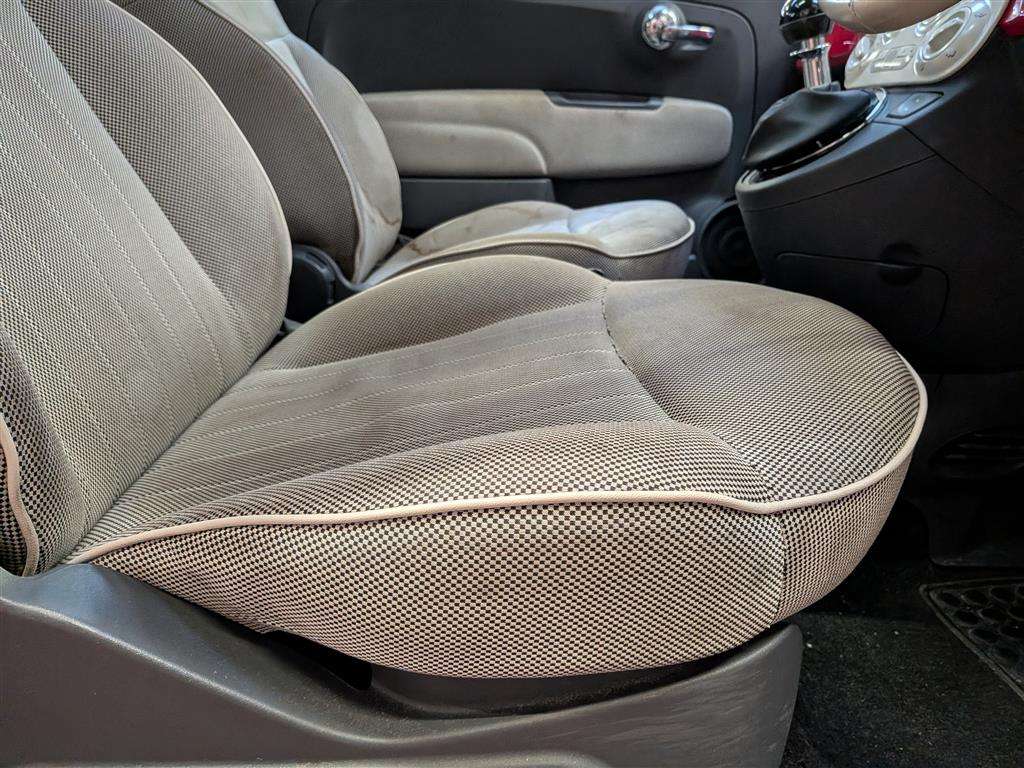 <p>2009 FIAT 500 LOUNGE</p>