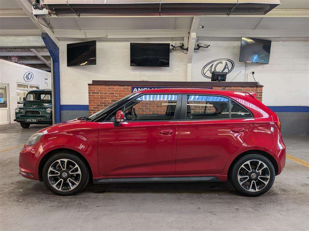 <p>2016 MG 3 STYLE LUX VTI-TECH</p>