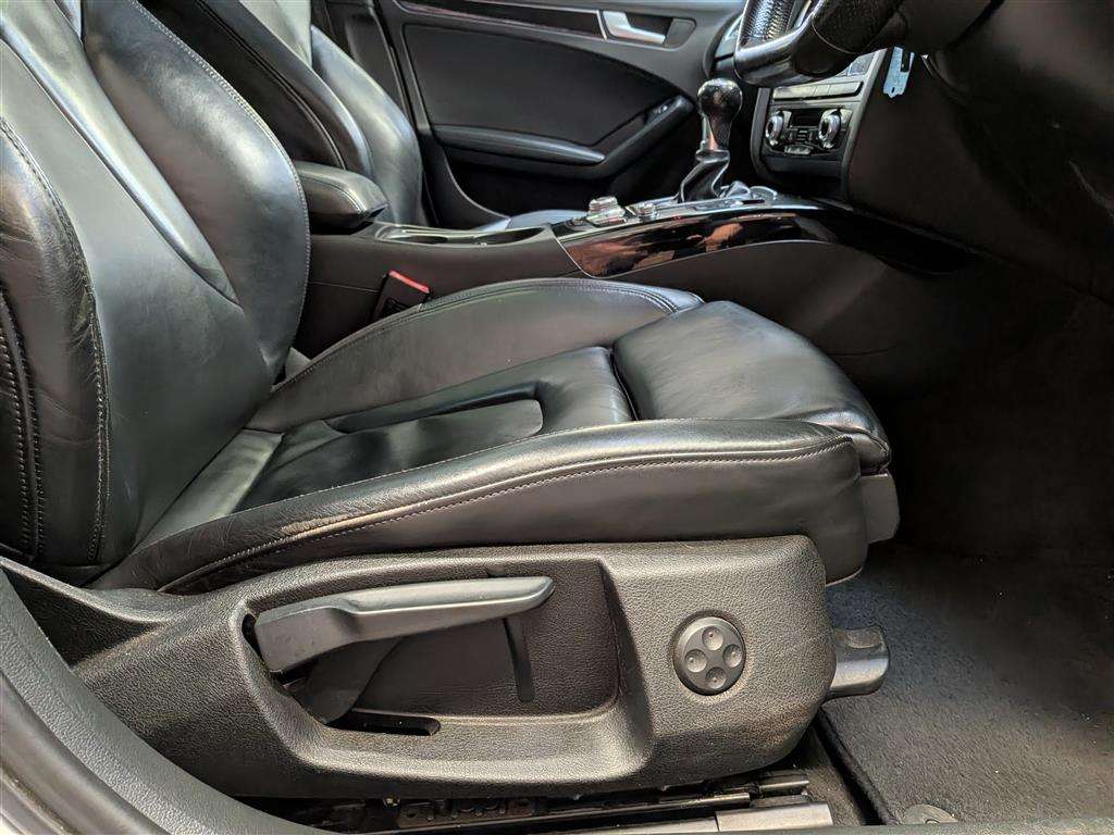 <p>2015 AUDI A4 S LINE BLACK EDITION T</p>