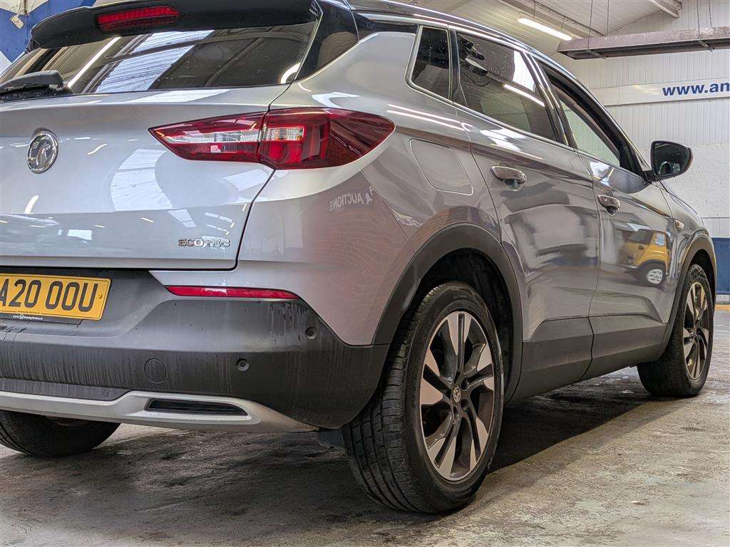 <p>2020 VAUXHALL GRANDLAND X SRI NAV TURBO</p>