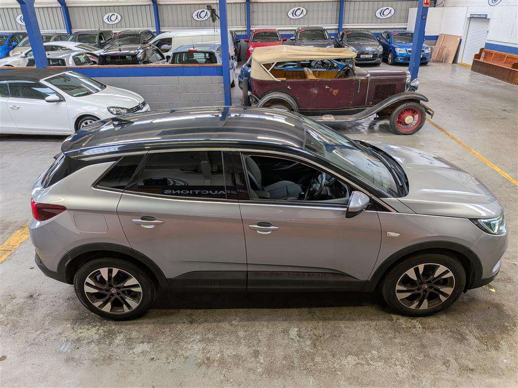 <p>2020 VAUXHALL GRANDLAND X SRI NAV TURBO</p>