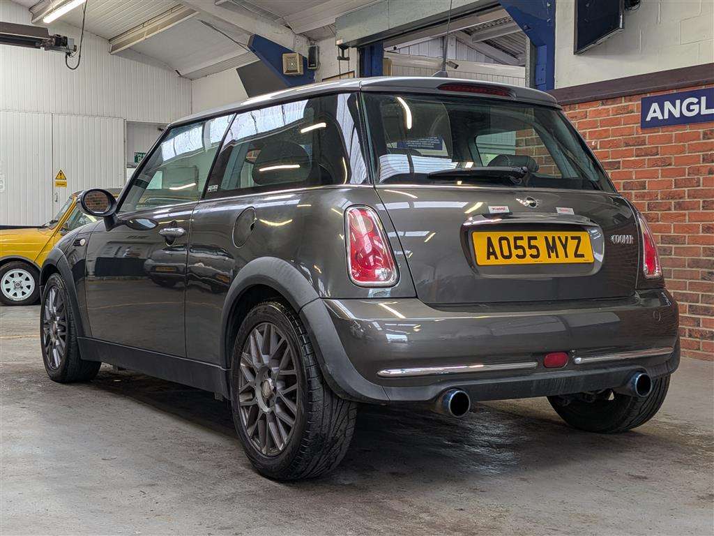 <p>2005 MINI MINI COOPER PARK LANE</p>