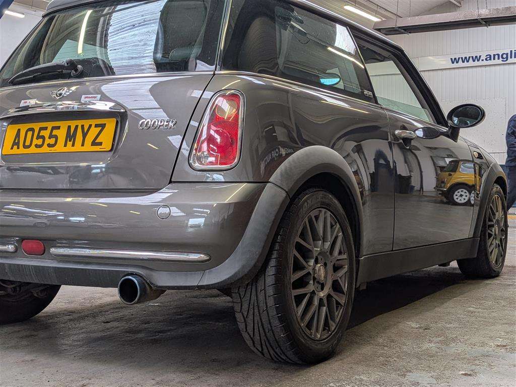 <p>2005 MINI MINI COOPER PARK LANE</p>