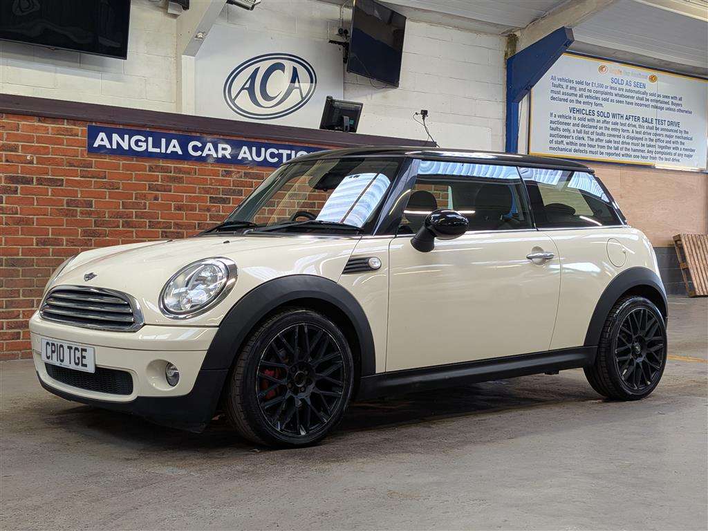 <p>2010 MINI COOPER AUTO</p>