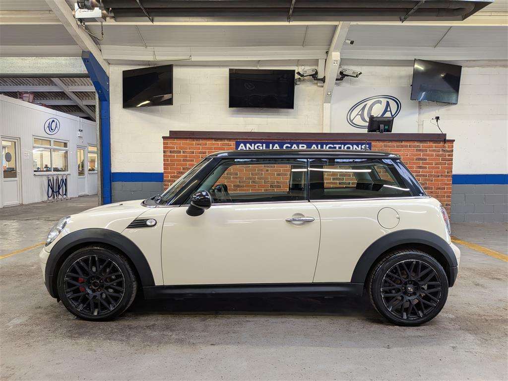 <p>2010 MINI COOPER AUTO</p>