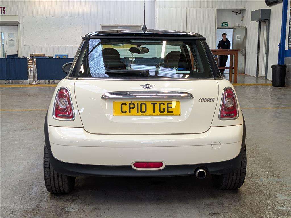 <p>2010 MINI COOPER AUTO</p>