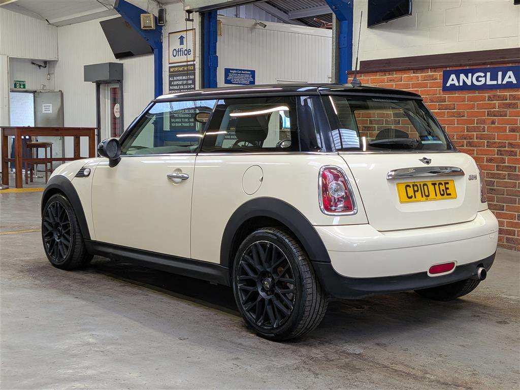 <p>2010 MINI COOPER AUTO</p>