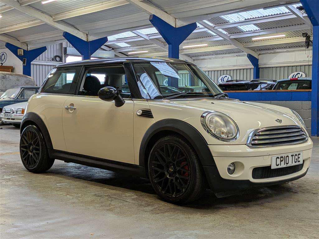 <p>2010 MINI COOPER AUTO</p>