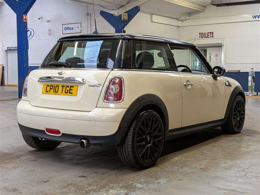 <p>2010 MINI COOPER AUTO</p>