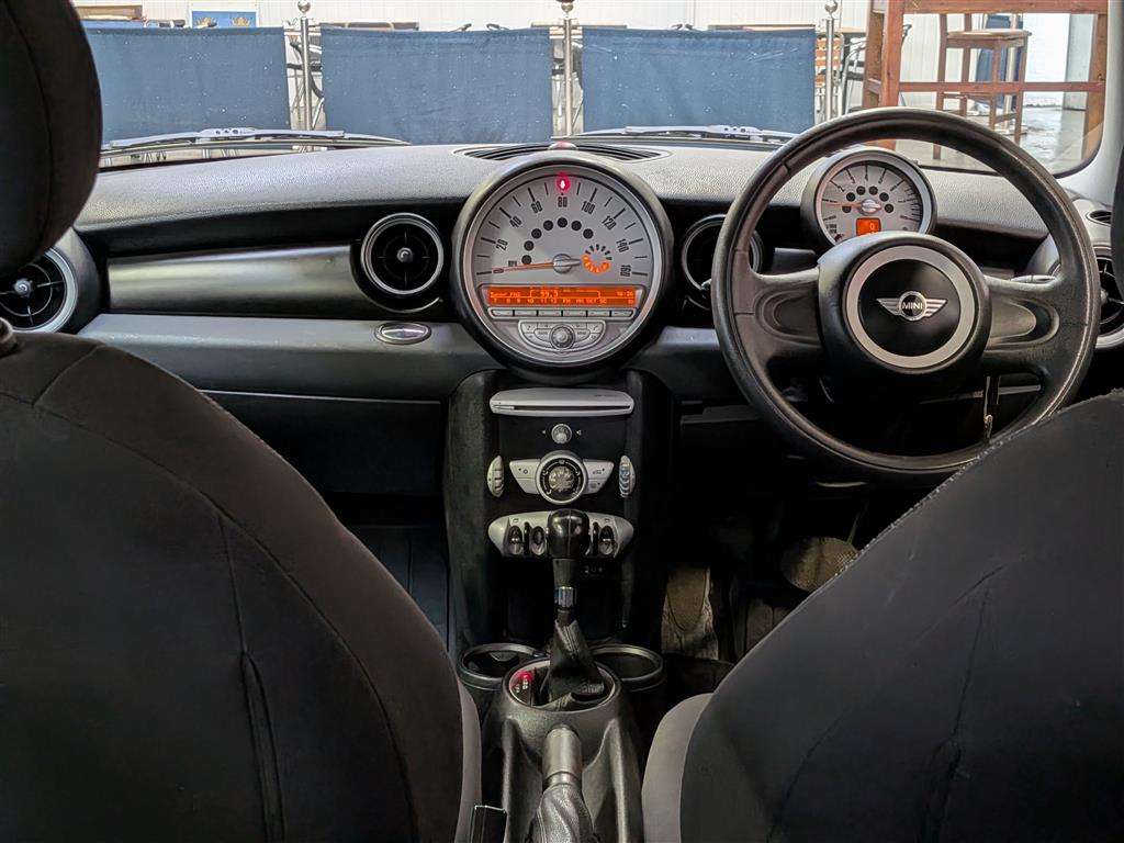<p>2010 MINI COOPER AUTO</p>
