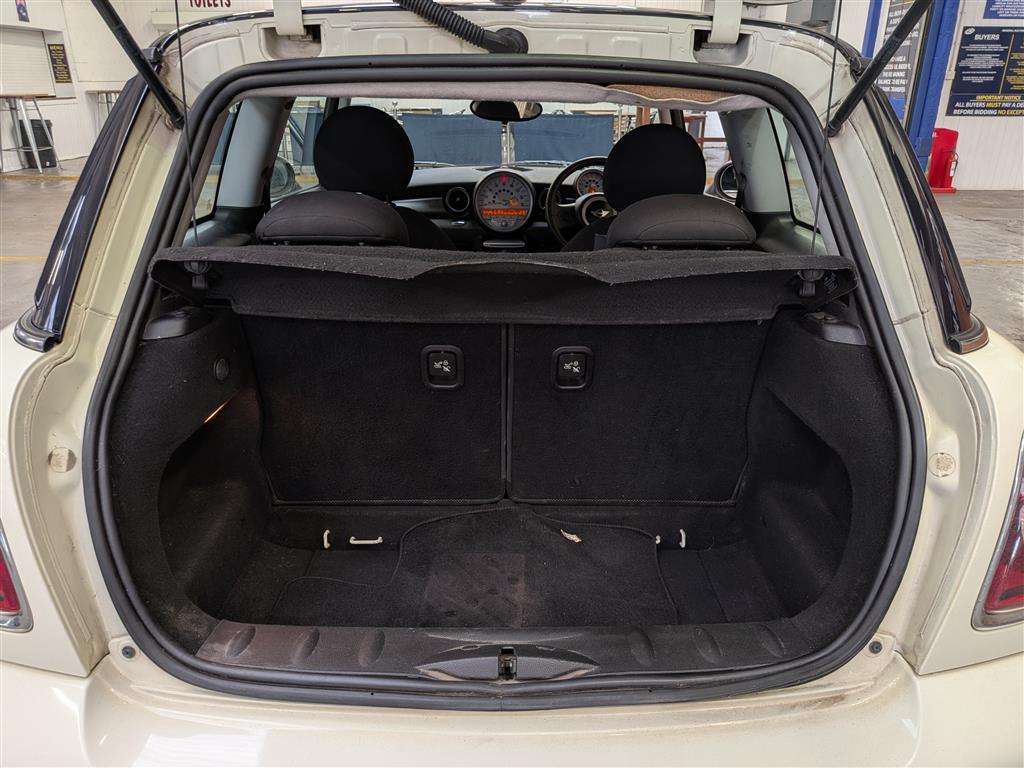<p>2010 MINI COOPER AUTO</p>
