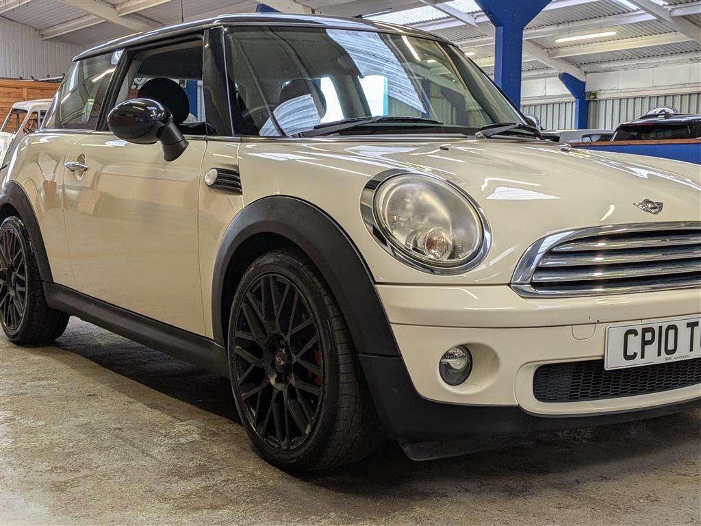 <p>2010 MINI COOPER AUTO</p>