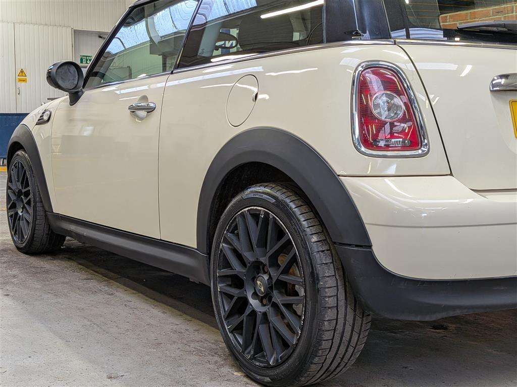 <p>2010 MINI COOPER AUTO</p>