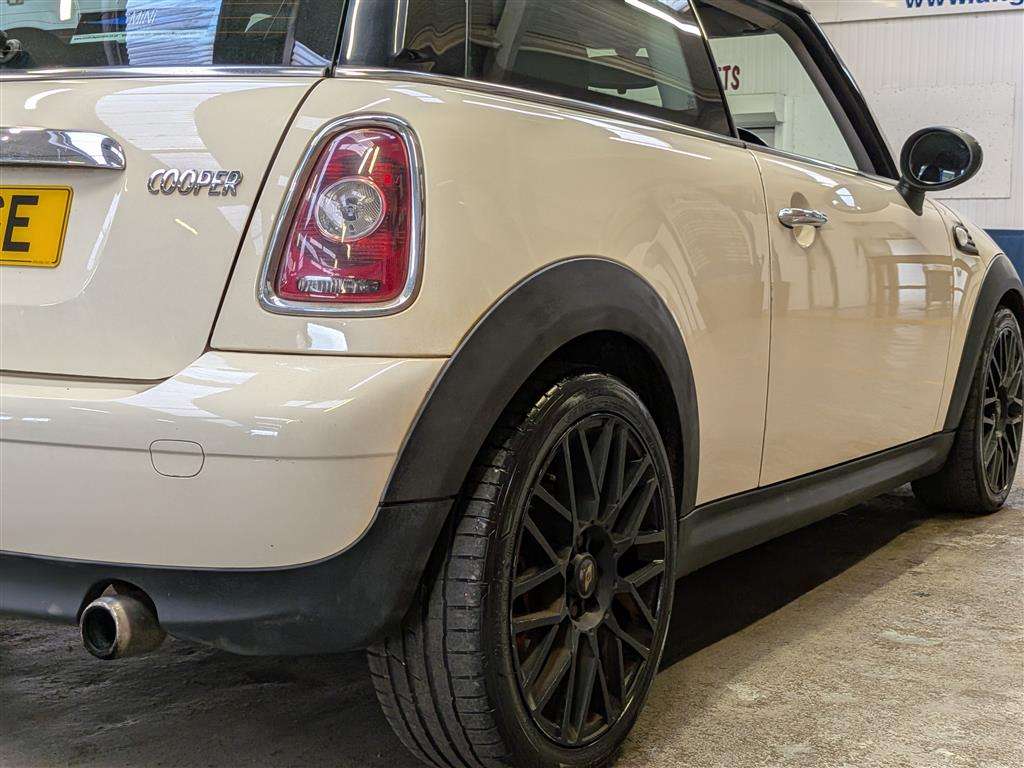 <p>2010 MINI COOPER AUTO</p>