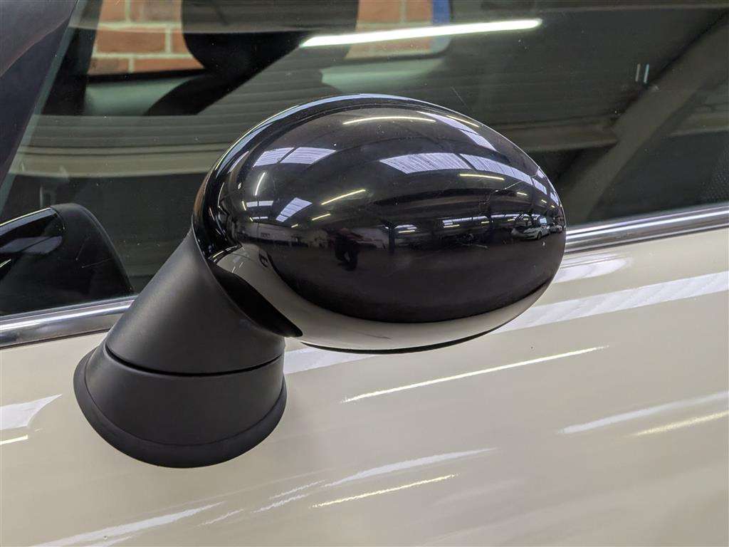 <p>2010 MINI COOPER AUTO</p>