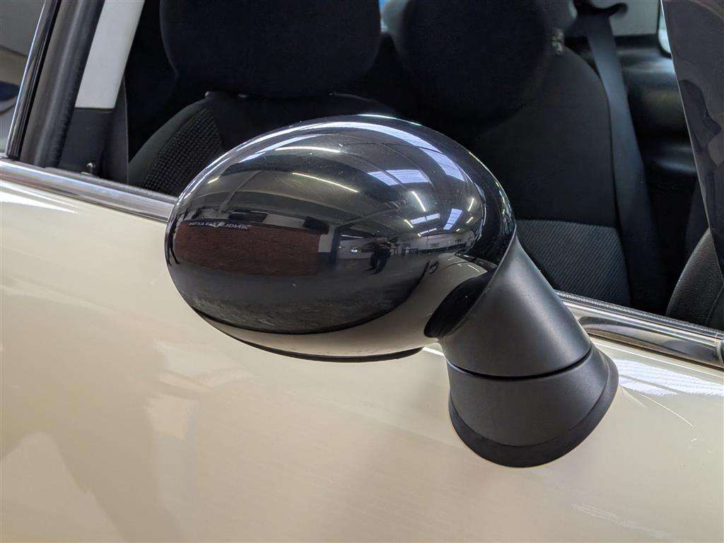 <p>2010 MINI COOPER AUTO</p>
