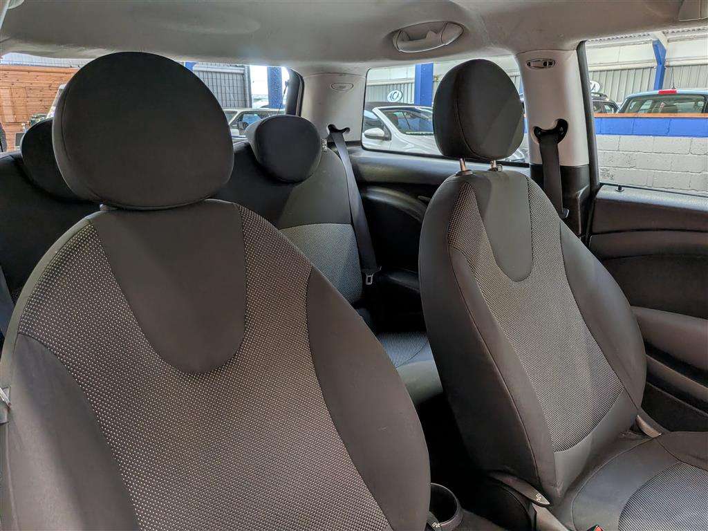 <p>2010 MINI COOPER AUTO</p>