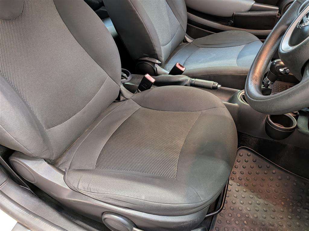<p>2010 MINI COOPER AUTO</p>