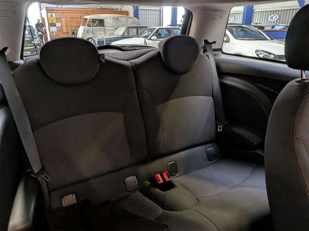 <p>2010 MINI COOPER AUTO</p>